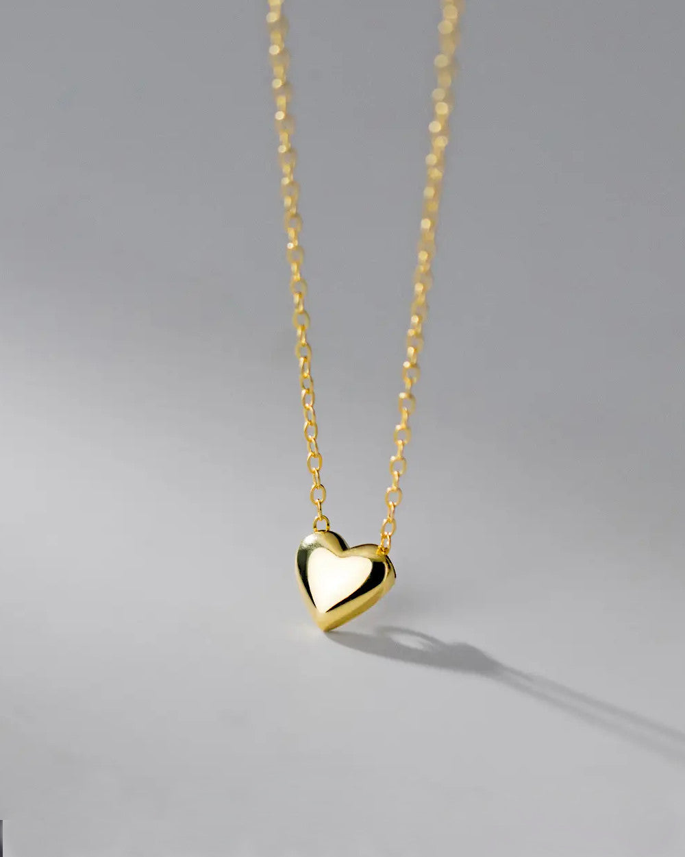 Damen Halskette Silber 925 vergoldet Anhänger Herz 'Janet', 44cm filigrane Silberkette goldener Herzanhänger klein Kette schlicht Herzkette CLIFFORD 