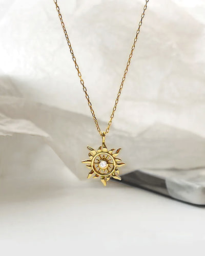 Damen Halskette Silber 925 vergoldet Anhänger Sonne 'Helia', 44cm goldene Silberkette Sonnenstrahlen Kristall dünne Kette filigran DANIEL CLIFFORD