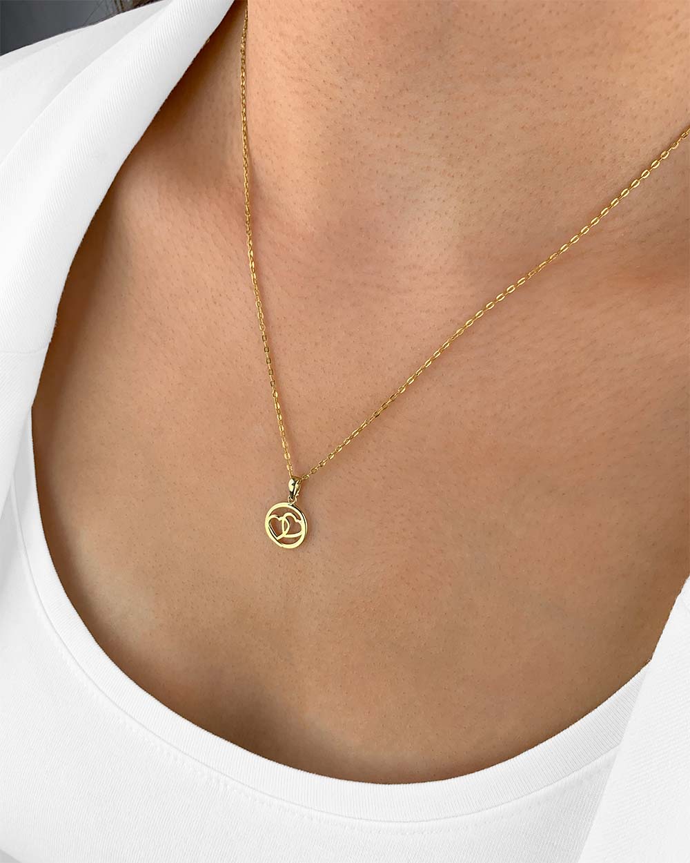 Damen Halskette Gold 375 Anhänger 2 Herzen Kreis 'Amora', filigrane Goldkette Herzanhänger umschlungen, dünne Herzkette Echtgold 9k DANIEL CLIFFORD