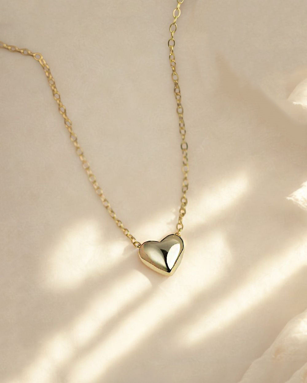 Damen Halskette Silber 925 vergoldet Anhänger Herz 'Janet', 44cm filigrane Silberkette goldener Herzanhänger klein Kette schlicht Herzkette CLIFFORD 