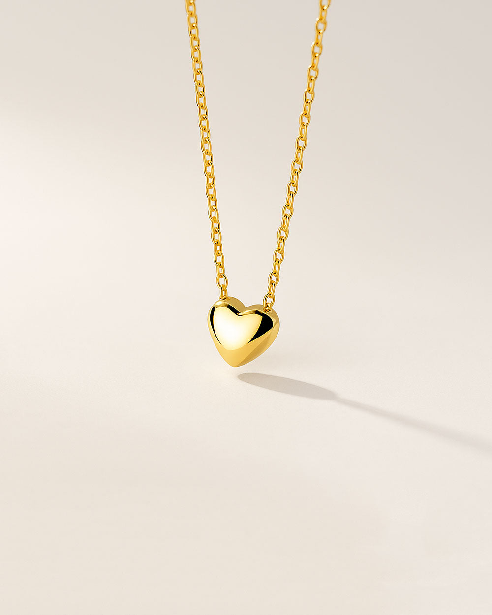 Damen Halskette Silber 925 vergoldet Anhänger Herz 'Janet', 44cm filigrane Silberkette goldener Herzanhänger klein Kette schlicht Herzkette CLIFFORD 