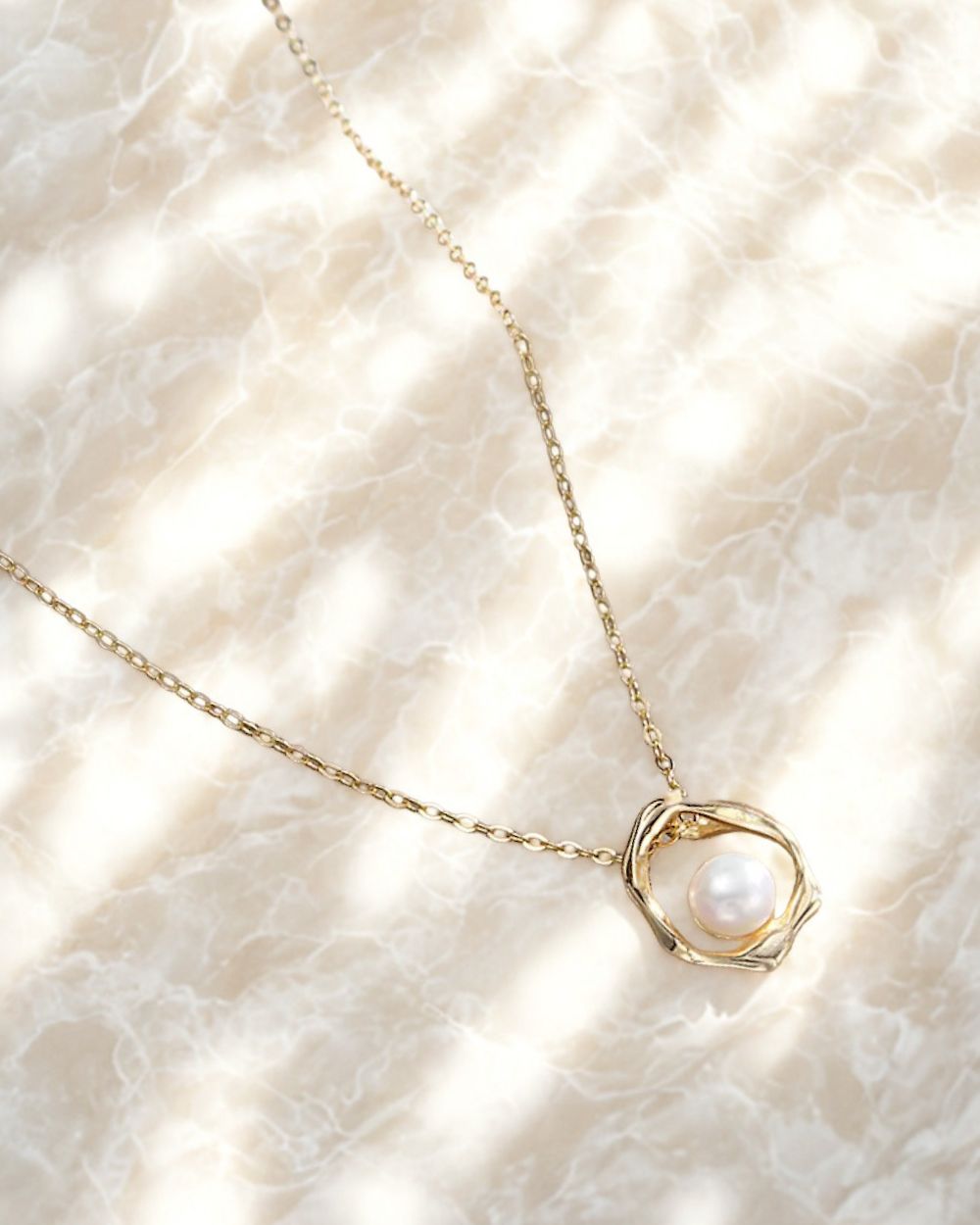 Damen Halskette Silber 925 vergoldet Anhänger Perle weiß 'Helena', goldene Silberkette runder Anhänger Süßwasserzuchtperle dünne Kette Perlenanhänger  