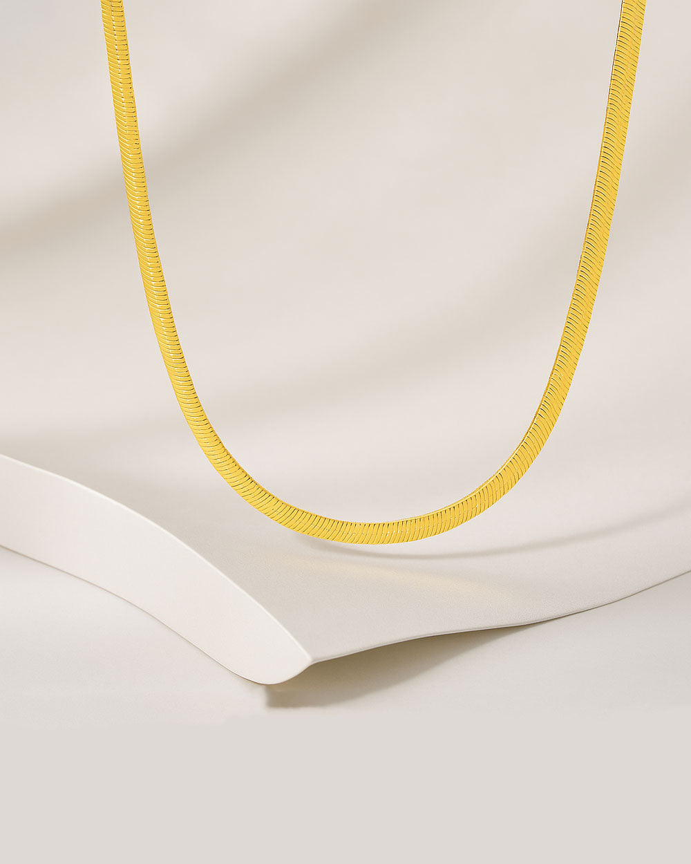 Damen Halskette 925 Silber vergoldet 18k 'Janine', 40cm – 45cm goldene Silberkette dünn, Schlangenkette flache Fischgrätenkette Choker | Clifford 