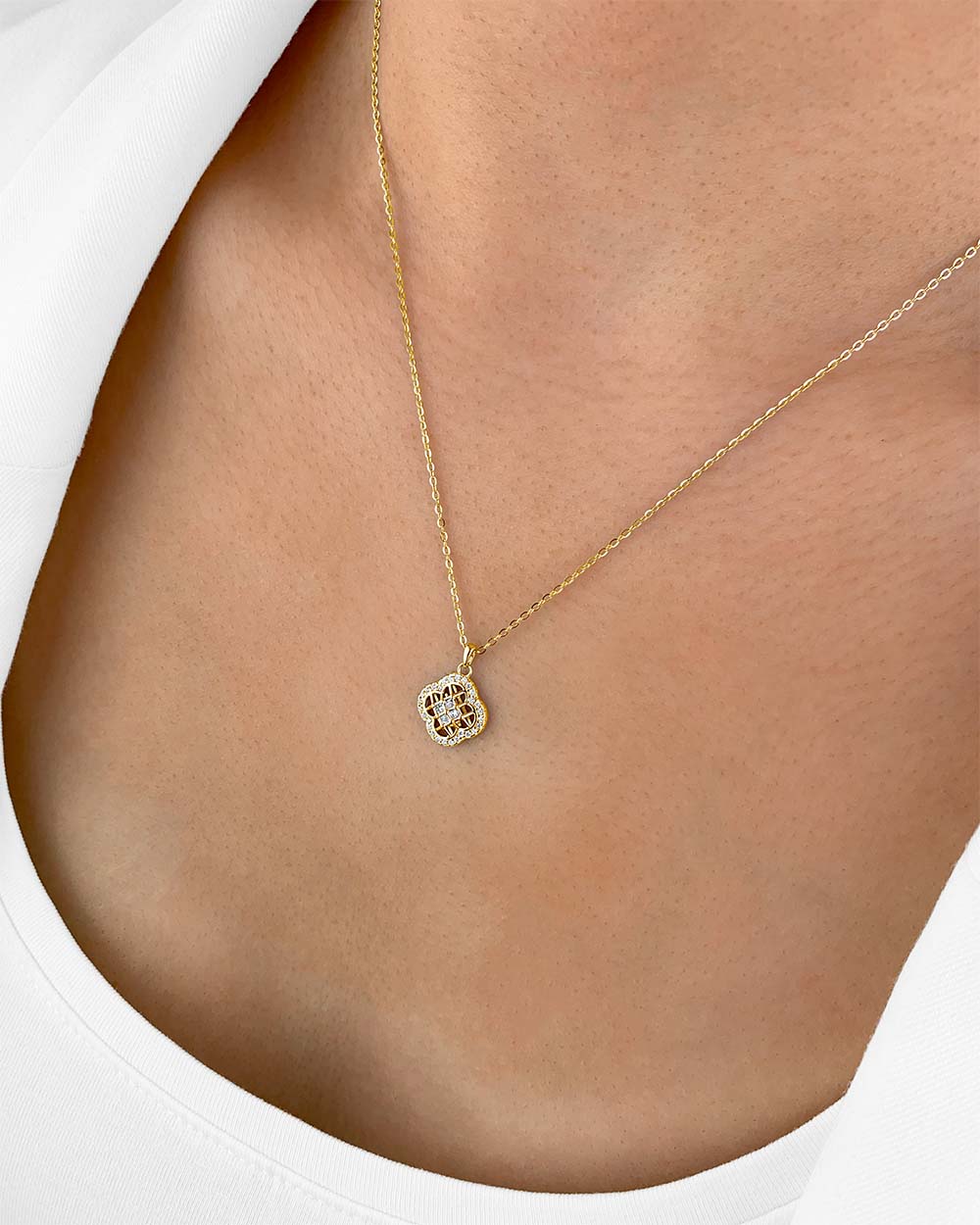 Damen Halskette Silber 925 18Karat vergoldet Anhänger Kristall Gitter 'Mirabelle', filigrane Silberkette + Kristallanhänger symmetrisch, Vierpass Quatrefoil Kette Stein