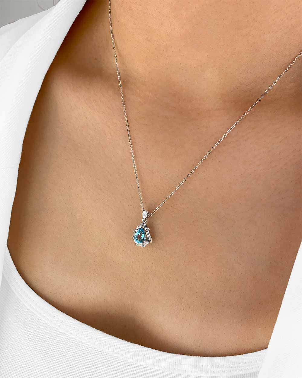 Damen Halskette Silber 925 rhodiniert Kristall Anhänger blauer Stein 'Serenity', filigrane Silberkette Kristallanhänger blau Kristallkette dünne Kette