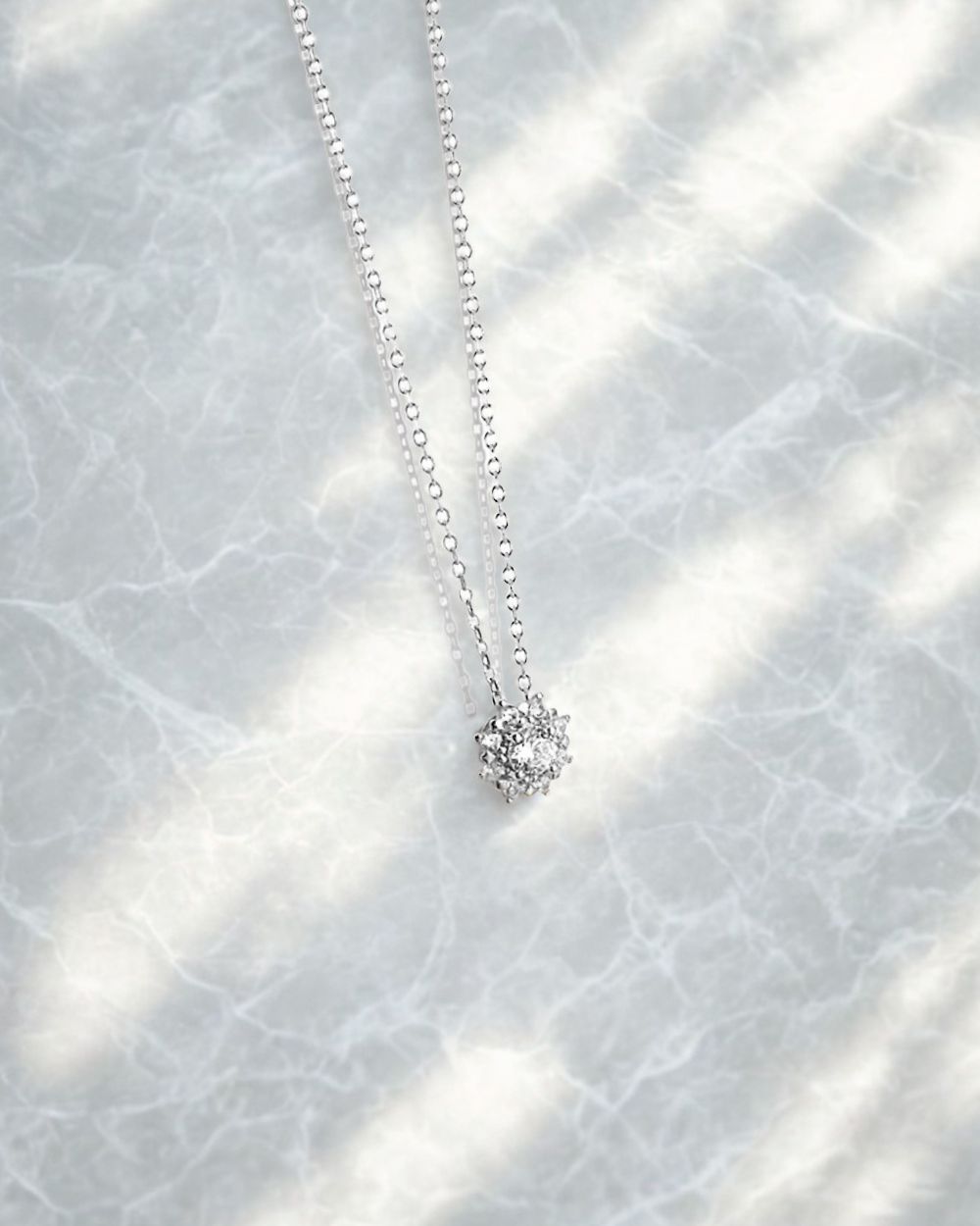 Damen Halskette Silber 925 Anhänger Schneeblume Eisblume 'Yuki', filigrane Silberkette Kristallanhänger klein, dünne Kette Steinchen Zirkonia Kristall