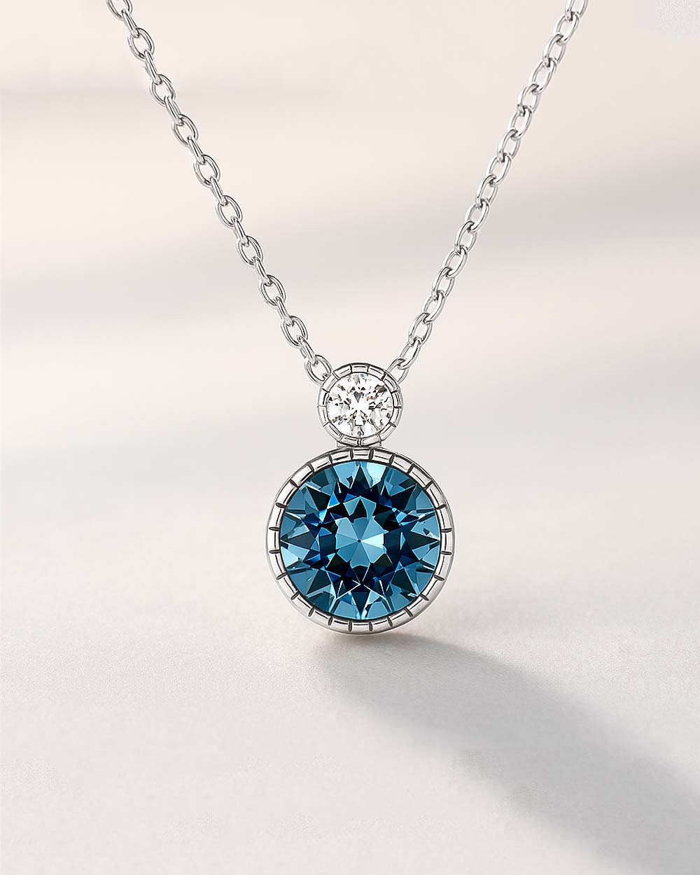 Damen Halskette Silber 925 Anhänger blauer Kristall 'Elea', 45cm dünne Silberkette Solitaire Anhänger rund Kette kleiner Stein blau | Daniel Clifford