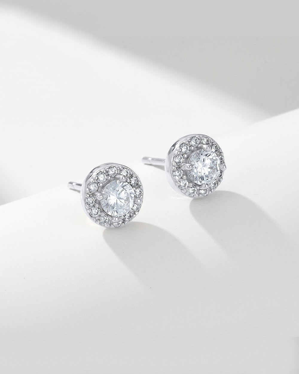 Damen Ohrringe Silber 925 mit Zirkonia Kristallen 'Hilde', silberne Ohrstecker rund mit Steinen kleine Ohrringe filigran DANIEL CLIFFORD 