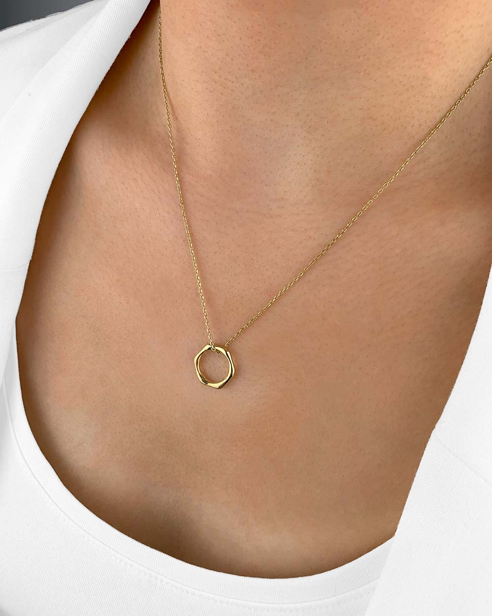 Damen Halskette Silber 925 vergoldet Anhänger Hexagon Sechseck 'Nelia', filigrane Silberkette + goldener Kreisanhänger Polygon, dünne Kette rund 