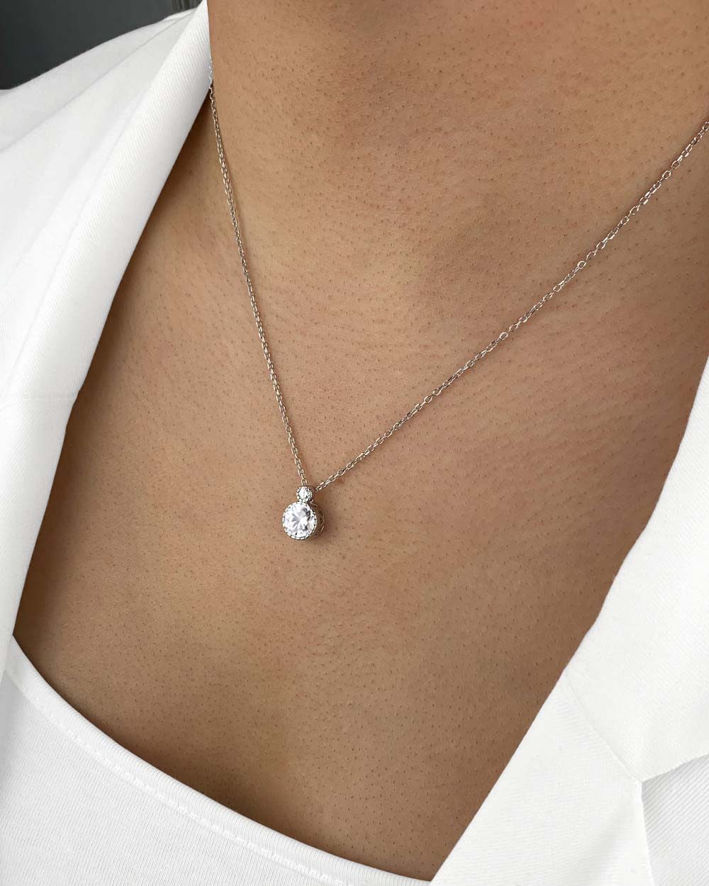 Damen Halskette Silber 925 Anhänger weißer Kristall 'Elea', 45cm dünne Silberkette Solitaire Anhänger rund Kette kleiner Stein weiß | Daniel Clifford 
