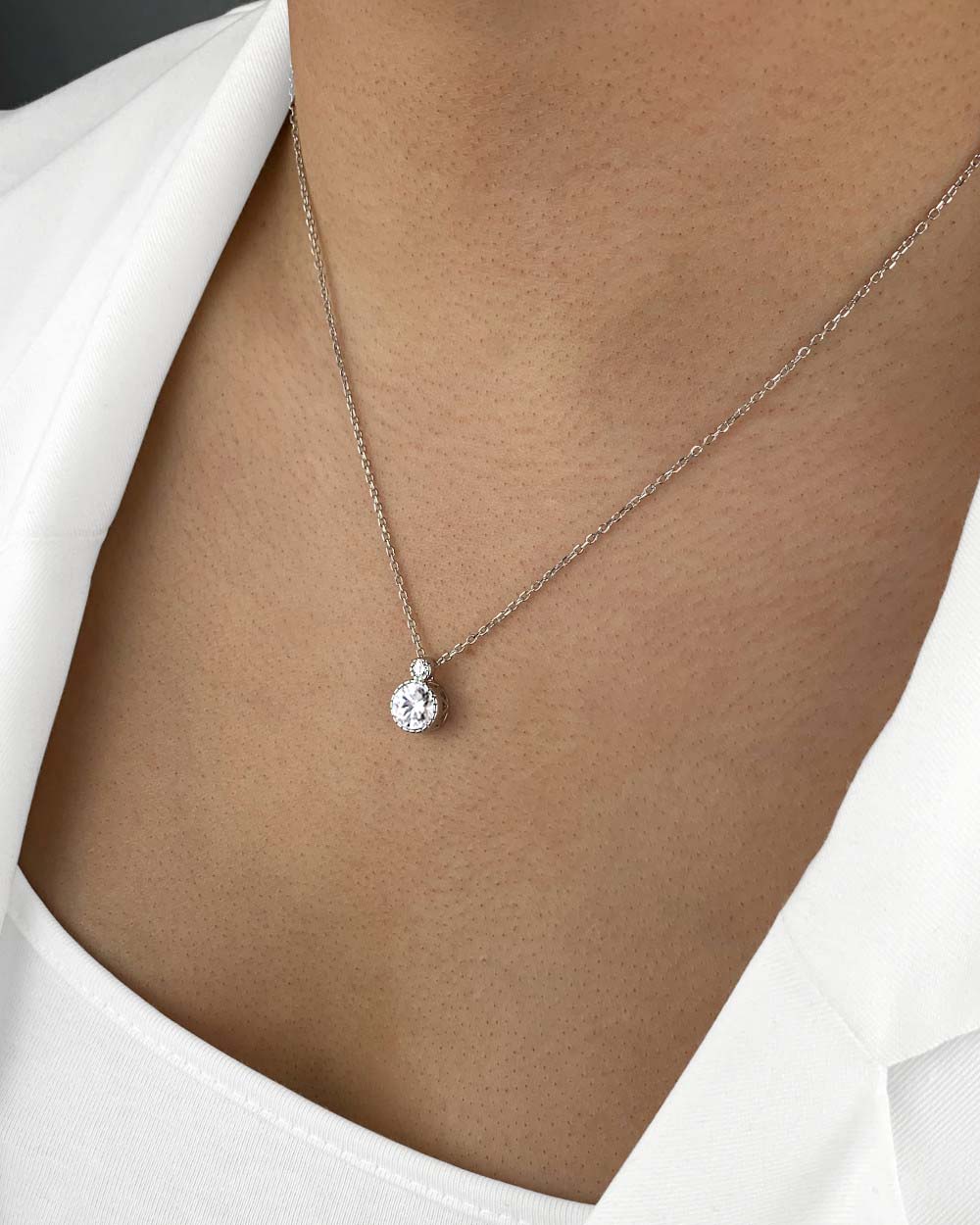 Damen Halskette Silber 925 Anhänger weißer Kristall 'Elea', 45cm dünne Silberkette Solitaire Anhänger rund Kette kleiner Stein weiß | Daniel Clifford 