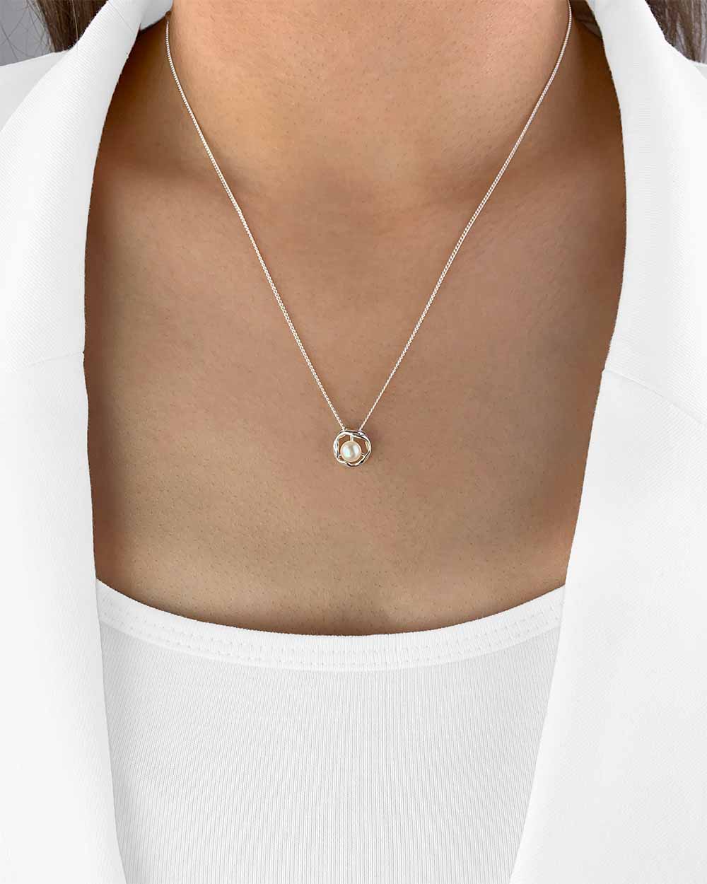 Damen Halskette Silber 925 Anhänger Perle 'Matilde', filigrane Silberkette mit einer Perle Perlenanhänger 1 Süßwasserzuchtperle echt Perlenkette weiß 
