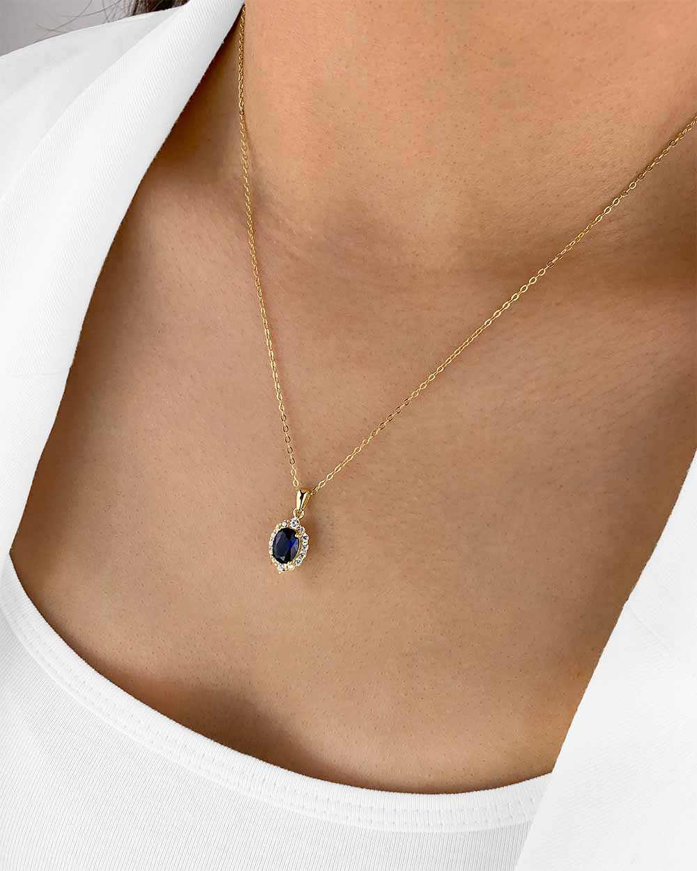 Damen Halskette Silber 925 vergoldet Anhänger Kristall blau 'Isolde', goldene Silberkette Kristallanhänger klein, dünne Kette blauer Stein Frauen