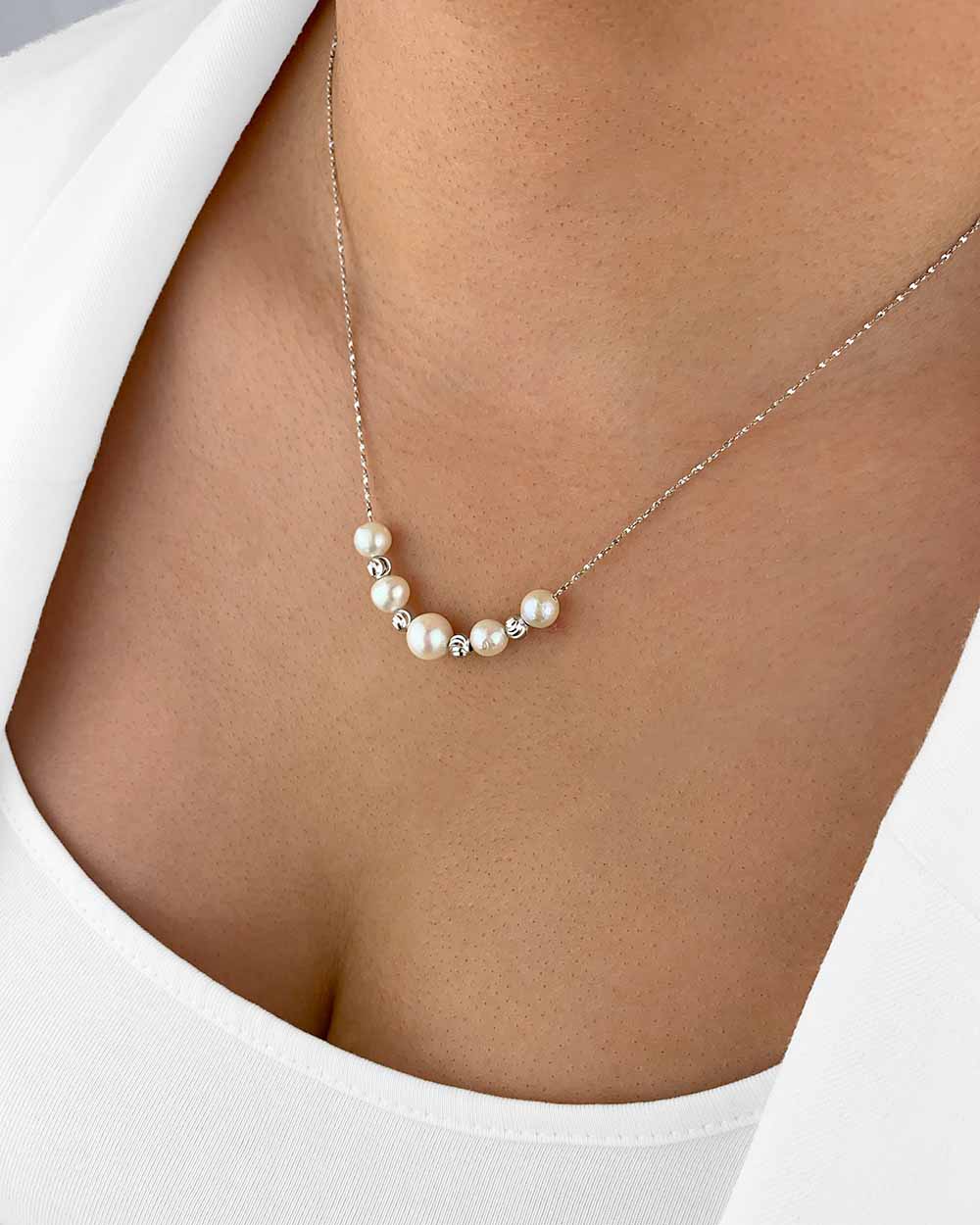 Damen Halskette Silber 925 Süßwasserzucht Perlen weiß 'Maisy', filigrane Silberkette Collier Perlencollier mit Silberkugeln Perlenkette Sterlingsilber