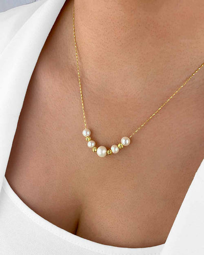 Damen Halskette Silber 925 Gelbgold vergoldet Süßwasserzucht Perlen weiß 'Maisy', filigrane Goldkette Collier Perlencollier mit Goldkugeln Perlenkette Sterlingsilber