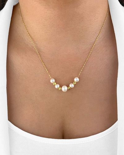 Damen Halskette Silber 925 Gelbgold vergoldet Süßwasserzucht Perlen weiß 'Maisy', filigrane Goldkette Collier Perlencollier mit Goldkugeln Perlenkette Sterlingsilber