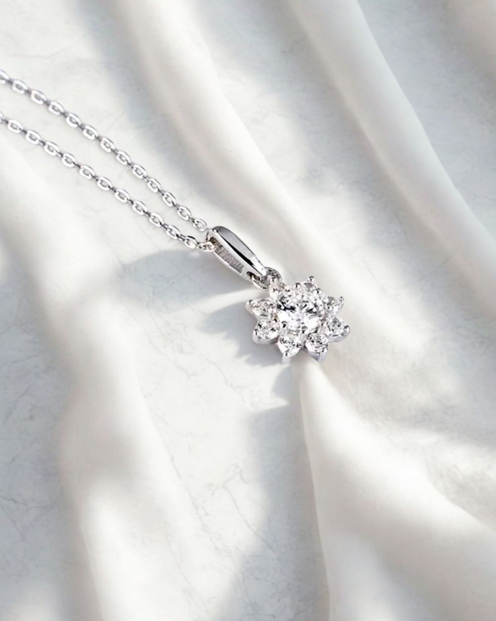 Damen Halskette Silber 925 Anhänger Blume Stern 'Gemma', filigrane Silberkette kleiner Blumenanhänger Kette dünne Blumenkette Steinchen Kristall