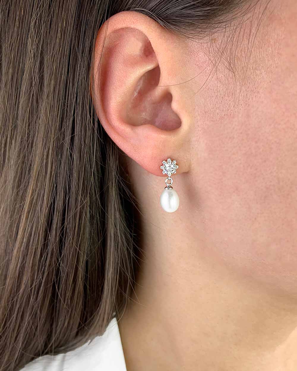 Damen Ohrringe Silber 925 Süßwasserzucht Perle weiß 'Whitney', filigrane Ohrstecker Zirkonia Kristalle weiße Perlen klein rhodiniert DANIEL CLIFFORD