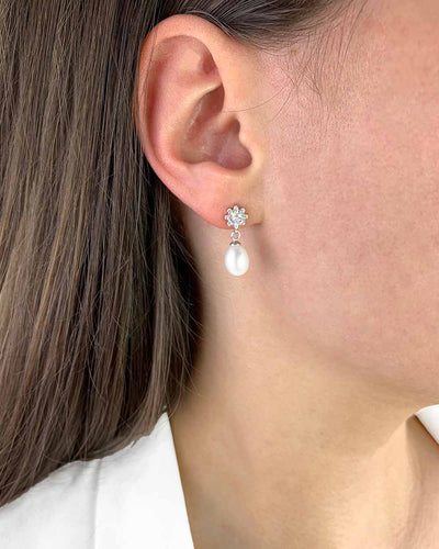 Damen Ohrringe Silber 925 Süßwasserzucht Perle weiß 'Whitney', filigrane Ohrstecker Zirkonia Kristalle weiße Perlen klein rhodiniert DANIEL CLIFFORD