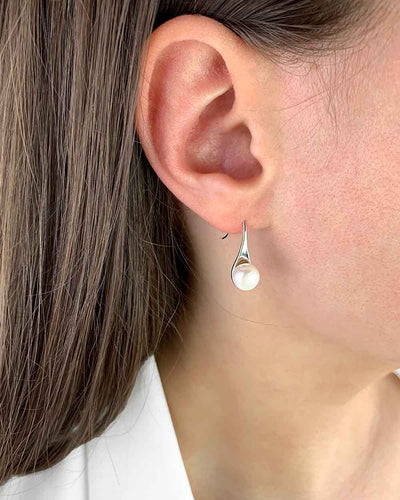 Damen Ohrringe Silber 925 Süßwasserzucht Perlen weiß 'Jill', hängende Perlenohrringe rund klassische Hängeohrringe mit weißer Perle DANIEL CLIFFORD