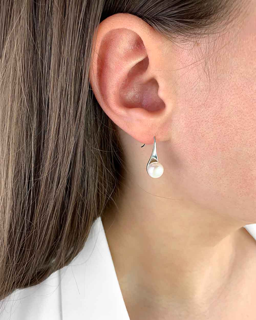 Damen Ohrringe Silber 925 Süßwasserzucht Perlen weiß 'Jill', hängende Perlenohrringe rund klassische Hängeohrringe mit weißer Perle DANIEL CLIFFORD