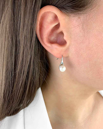 Damen Ohrringe Silber 925 Süßwasserzucht Perlen weiß 'Jill', hängende Perlenohrringe rund klassische Hängeohrringe mit weißer Perle DANIEL CLIFFORD