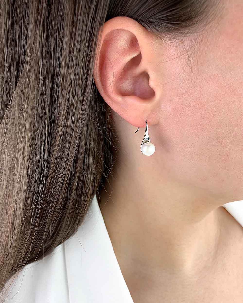 Damen Ohrringe Silber 925 Süßwasserzucht Perlen weiß 'Jill', hängende Perlenohrringe rund klassische Hängeohrringe mit weißer Perle DANIEL CLIFFORD