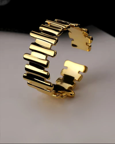 Damen Ring Silber 925 vergoldet 'Brenda' Goldring breit größenverstellbar Frauen Statement Ring poliert Fingerring groß asymmetrisch DANIEL CLIFFORD