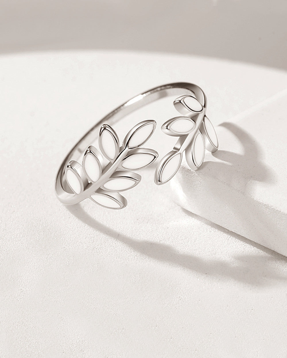 Damen Ring Silber 925 rhodiniert Lorbeer Blätter Emaille weiß 'Emmi', filigraner Silberring größenverstellbar Lorbeerzweig Ring DANIEL CLIFFORD