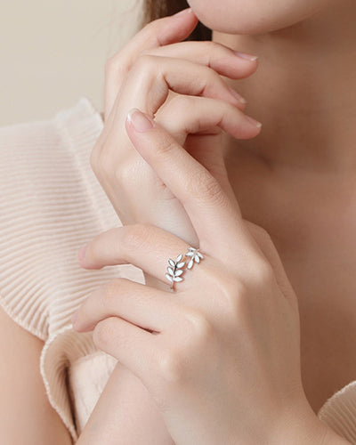 Damen Ring Silber 925 rhodiniert Lorbeer Blätter Emaille weiß 'Emmi', filigraner Silberring größenverstellbar Lorbeerzweig Ring DANIEL CLIFFORD