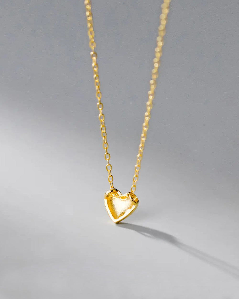 Damen Halskette Silber 925 vergoldet Anhänger Herz 'Janet', 44cm filigrane Silberkette goldener Herzanhänger klein Kette schlicht Herzkette CLIFFORD 