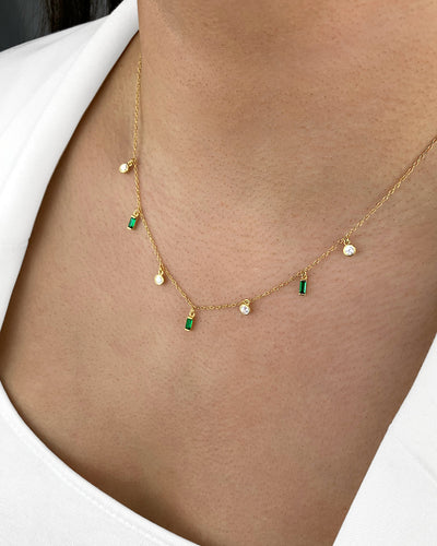 Damen Halskette 925 Silber vergoldet kleine Anhänger 'Pria' 40cm – 45cm goldene Silberkette Kristall Collier mit grünen Steinen, bunte Steinchen Kette