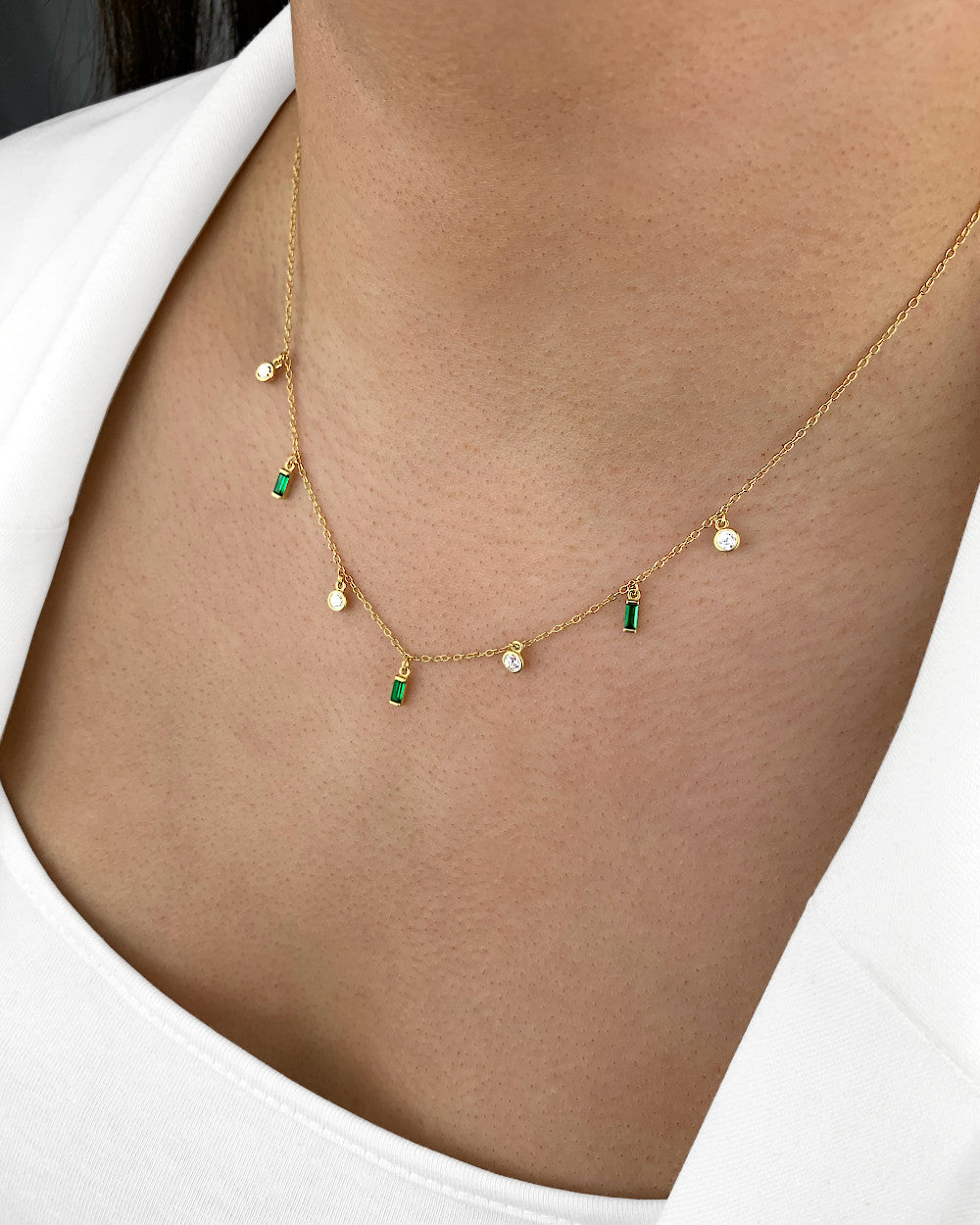 Damen Halskette 925 Silber vergoldet kleine Anhänger 'Pria' 40cm – 45cm goldene Silberkette Kristall Collier mit grünen Steinen, bunte Steinchen Kette