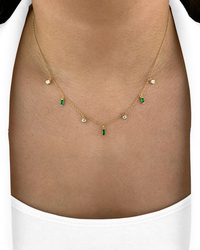 Damen Halskette 925 Silber vergoldet kleine Anhänger 'Pria' 40cm – 45cm goldene Silberkette Kristall Collier mit grünen Steinen, bunte Steinchen Kette
