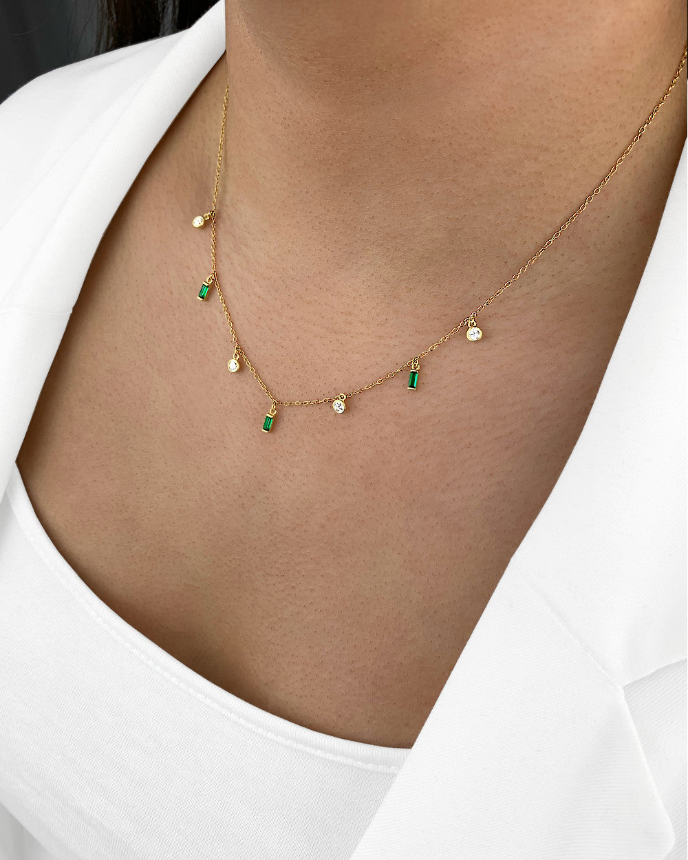 Damen Halskette 925 Silber vergoldet kleine Anhänger 'Pria' 40cm – 45cm goldene Silberkette Kristall Collier mit grünen Steinen, bunte Steinchen Kette