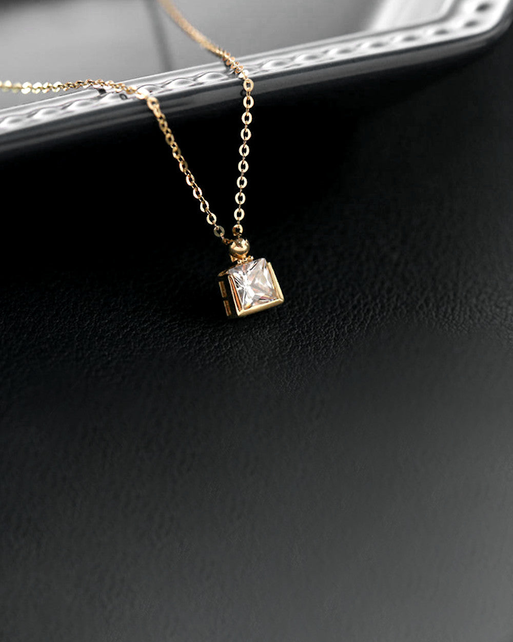 Damen Halskette Silber 925 vergoldet Anhänger Kristall Quadrat 'Talia', 45cm filigrane Silberkette goldener Anhänger Stein klein dünne Kette CLIFFORD