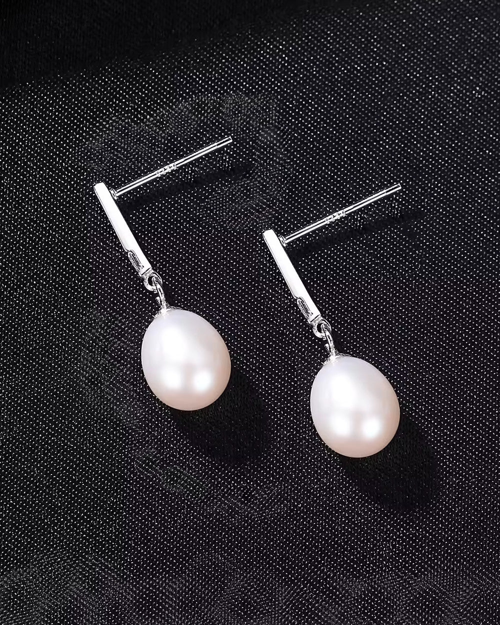 Damen Ohrringe Silber 925 Süßwasserzucht Perle weiß 'Kiki', filigrane Ohrstecker mit Zirkonia Kristallen weiße Perlen klein rhodiniert DANIEL CLIFFORD