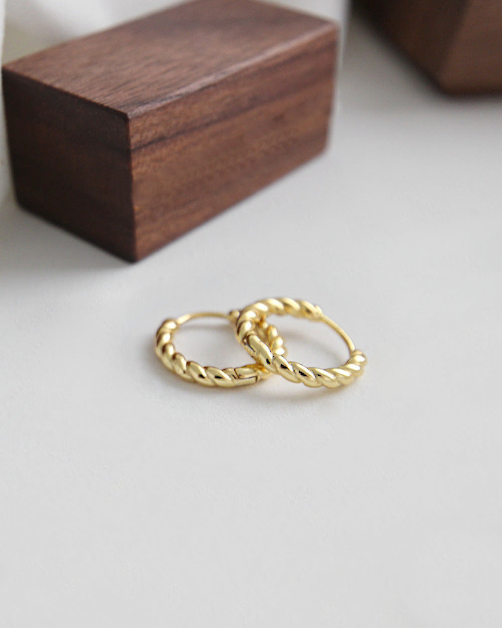 Zarte Schleifen-Ohrringe Aus 18K Vergoldetem Kupfer, Hypoallergen, 20.3 Mm, Huggie-Creolen Für Damen & Mädchen